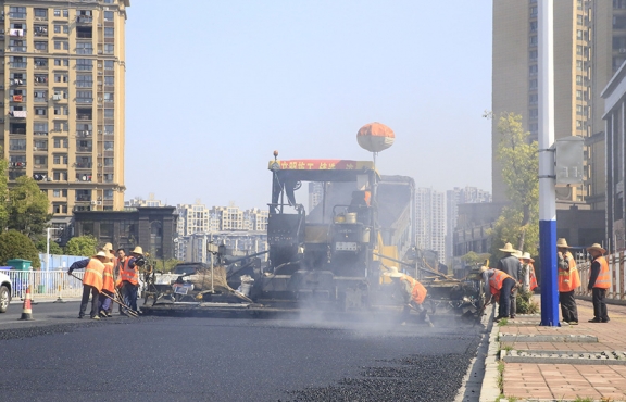 2020年3月20日上午，宜春市高士北路路面改造工程快速推進(jìn)，施工現(xiàn)場(chǎng)一片繁忙景象